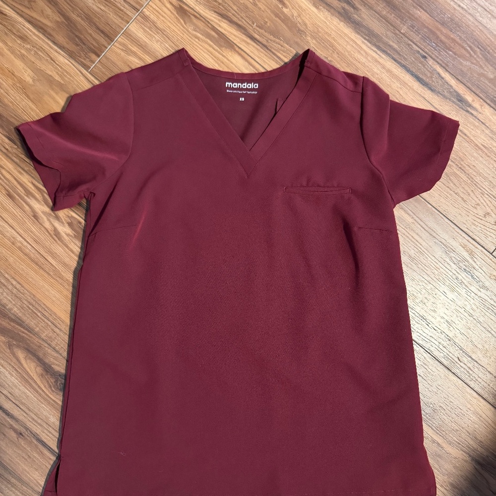 Mandala maternity scrub pants S, top XS, Wine